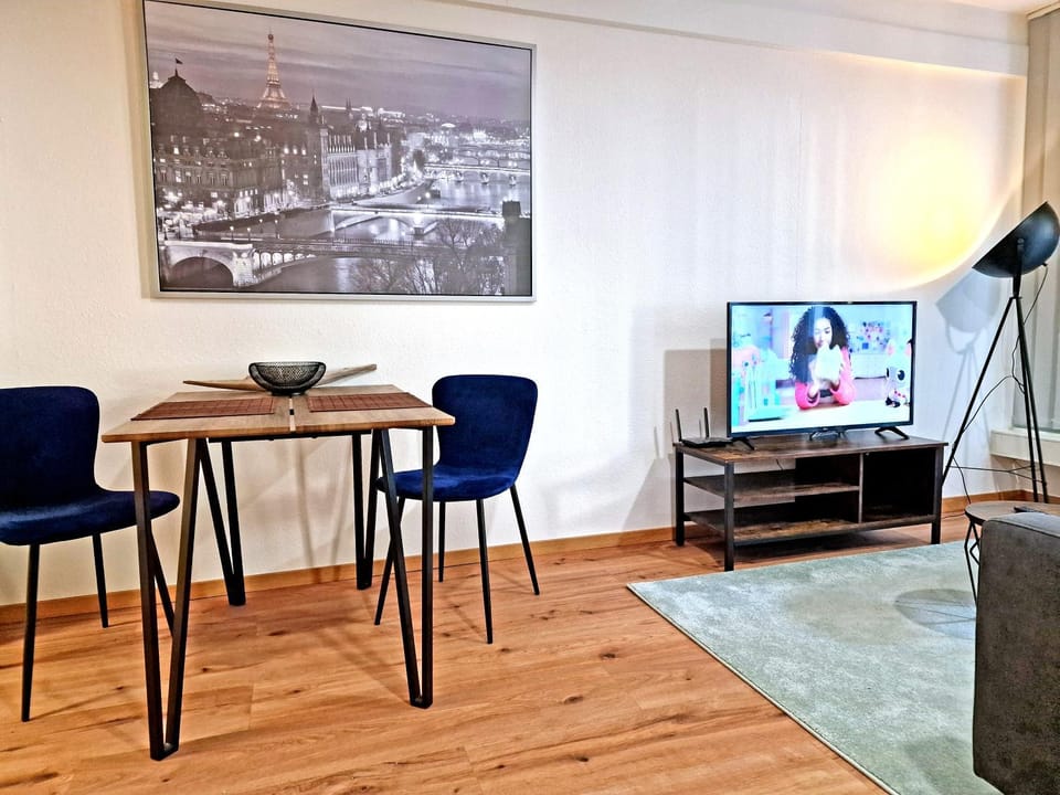 Communal lounge/ TV room, TV and multimedia, Living room, Seating area, Dining area, Evening entertainment