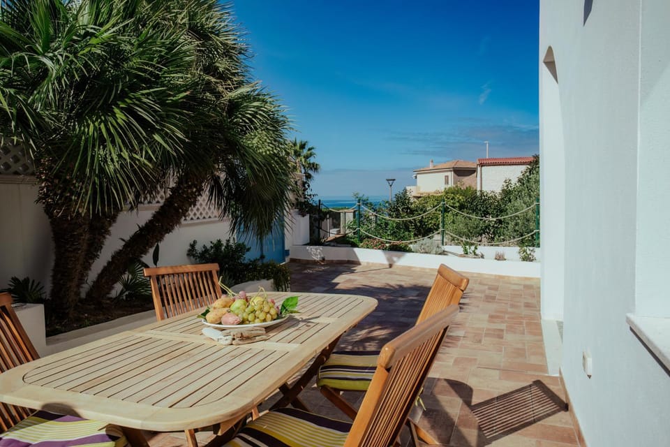 Day, Natural landscape, View (from property/room), Balcony/Terrace, Dining area, Sea view, Inner courtyard view