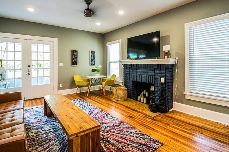 TV and multimedia, Living room, Seating area, fireplace