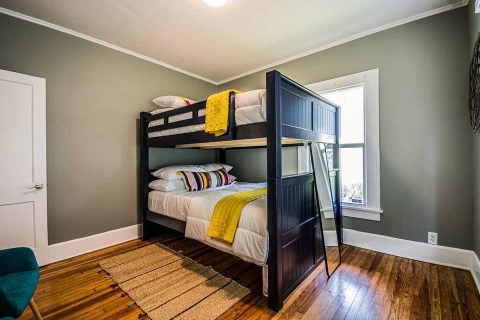 Bedroom, bunk bed