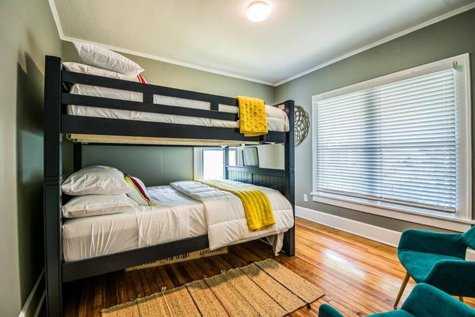 Bedroom, bunk bed