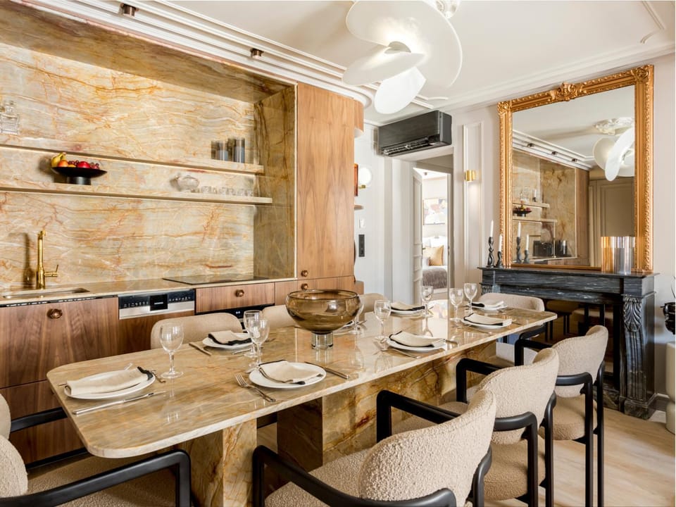 Kitchen or kitchenette, Dining area