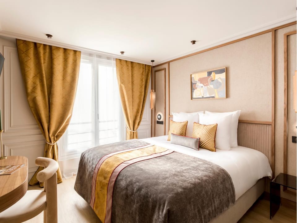 Bed, Photo of the whole room, Seating area, Bedroom