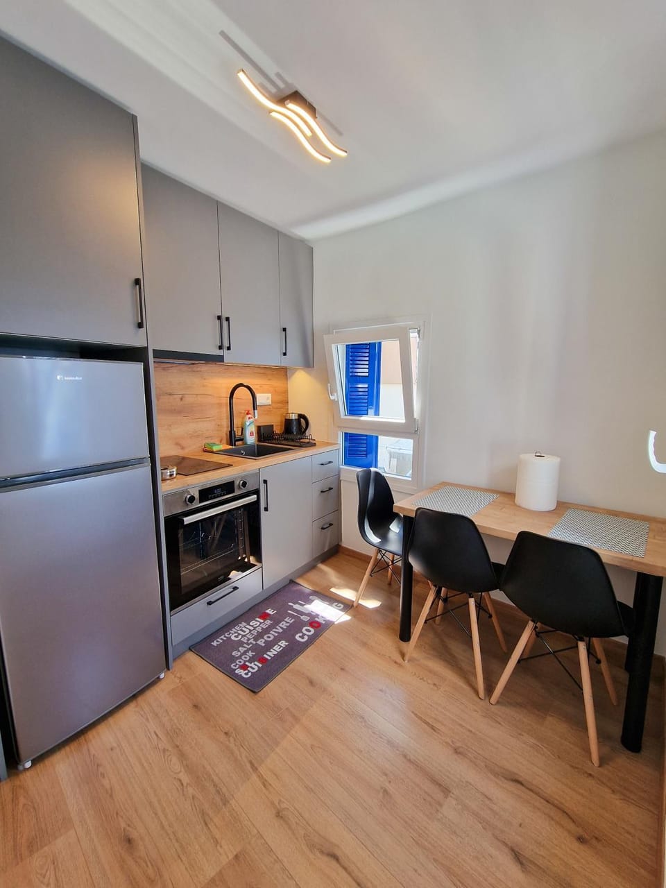 Kitchen or kitchenette, Dining area, oven, stove