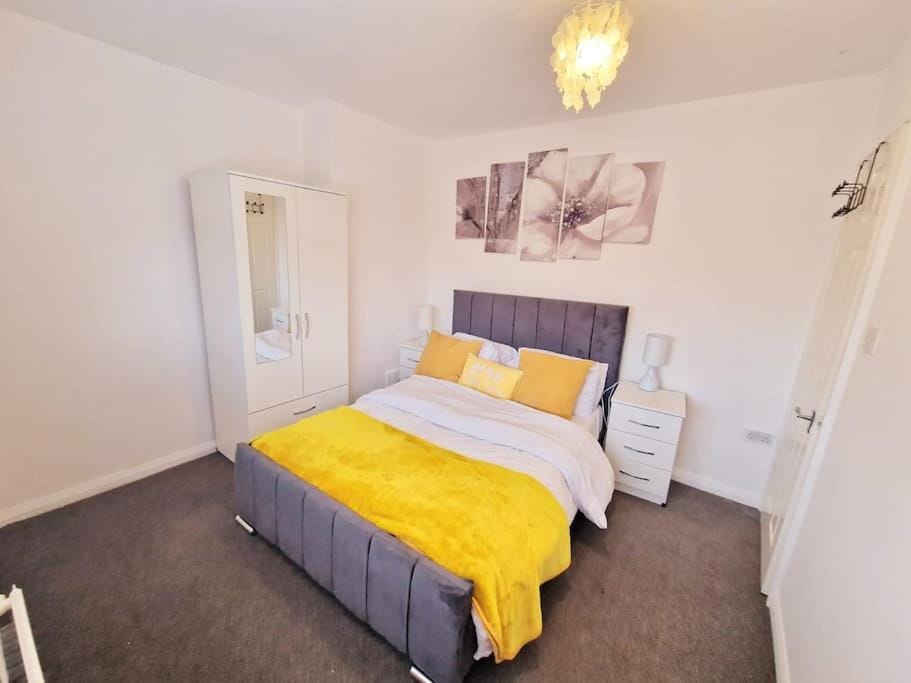 Elegant Entire 3 bed house with free parking House in Nottingham