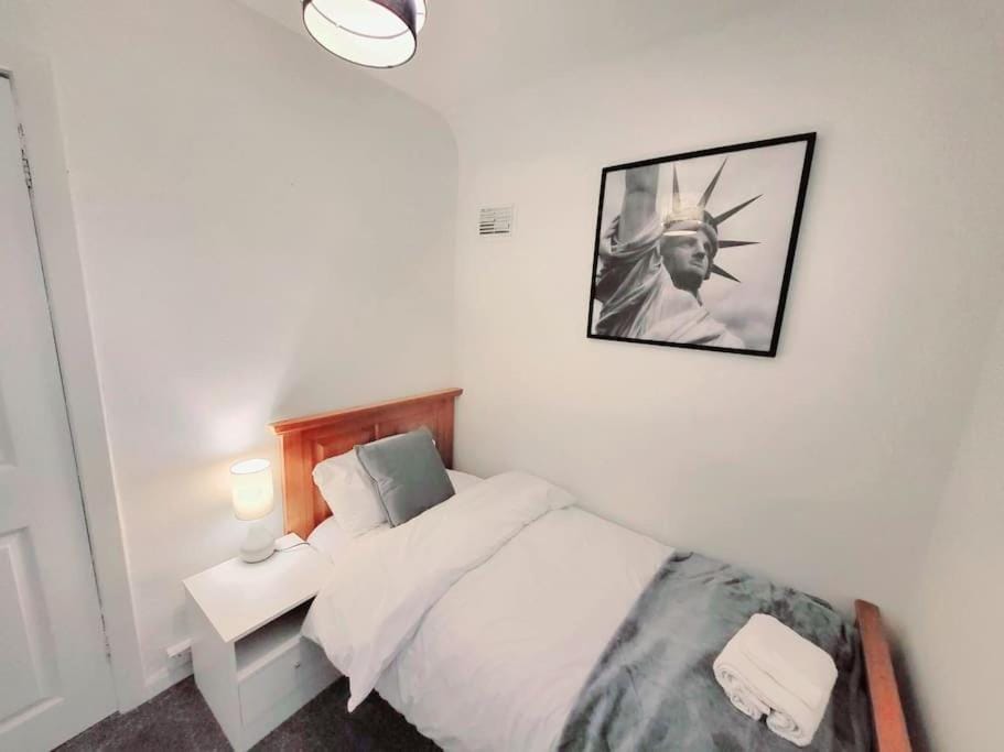 Elegant Entire 3 bed house with free parking House in Nottingham
