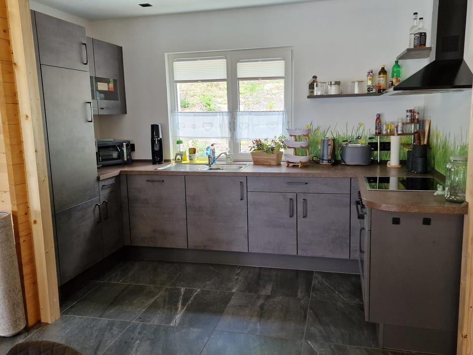 Coffee/tea facilities, Kitchen or kitchenette, oven, stove
