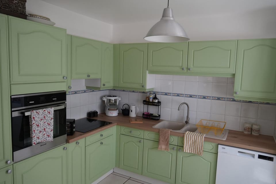 Coffee/tea facilities, Kitchen or kitchenette, dishwasher, stove