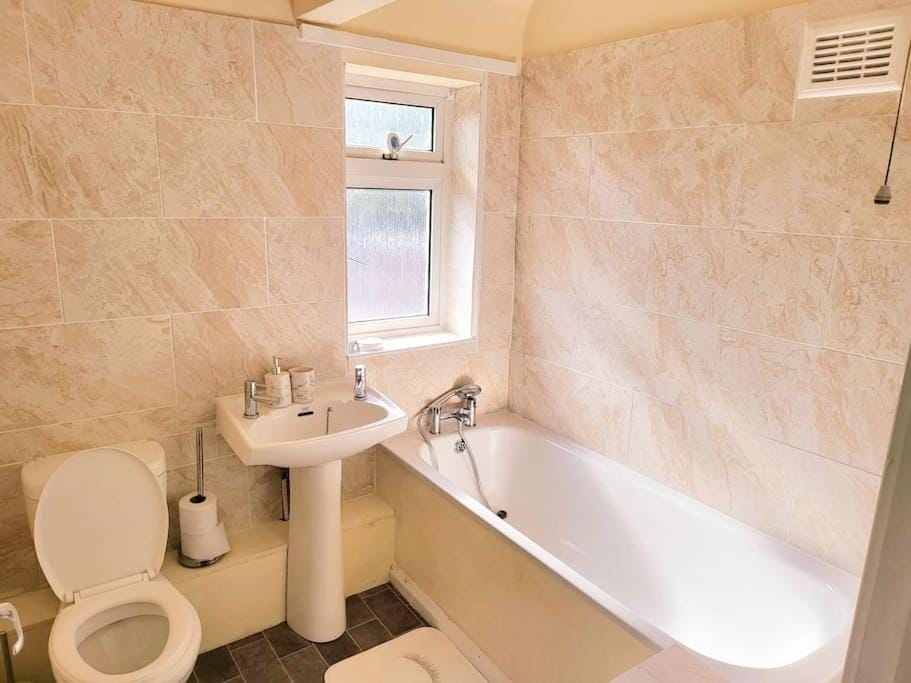 Lovely 3 Bedroom house Entire House and Parking Apartment in Nottingham