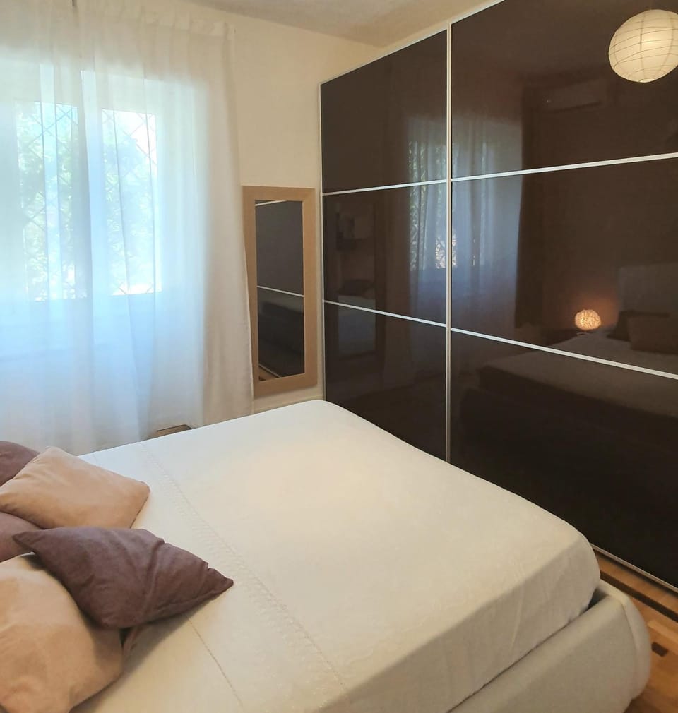 Bed, Photo of the whole room, wardrobe