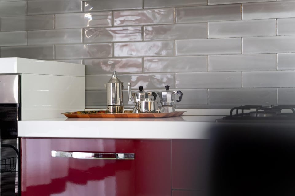 Coffee/tea facilities, Kitchen or kitchenette, stove