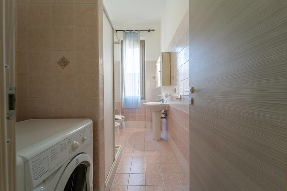 Bathroom, washing machine