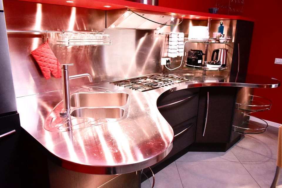 Coffee/tea facilities, Kitchen or kitchenette, stove