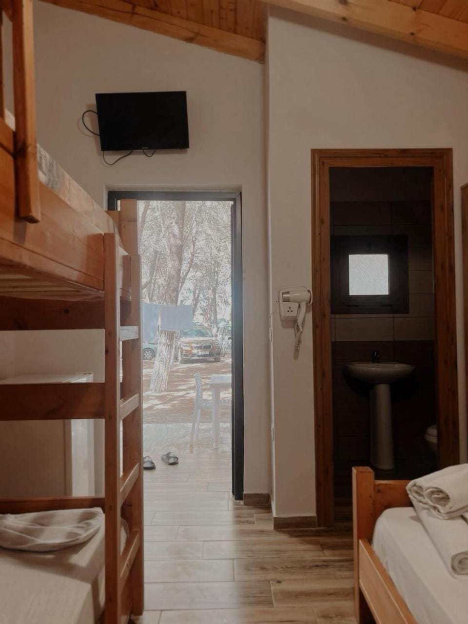 Bed, TV and multimedia, Photo of the whole room, Bedroom, towels, dryer