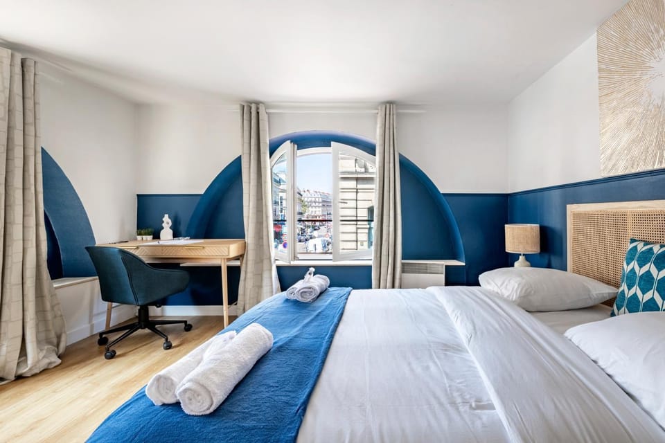 Bed, Living room, Photo of the whole room, Seating area, Bedroom