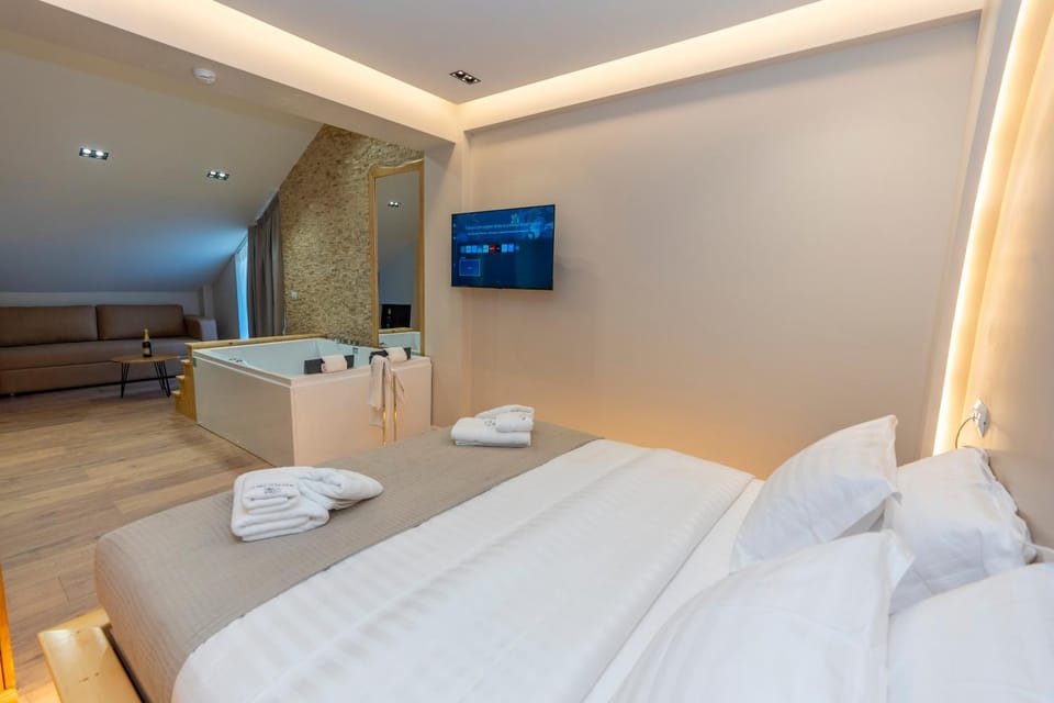 Bed, TV and multimedia, Photo of the whole room, Bedroom, towels, wardrobe