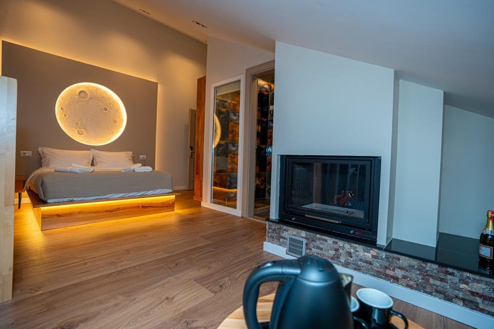 Bed, TV and multimedia, Living room, Photo of the whole room, Seating area, Bedroom