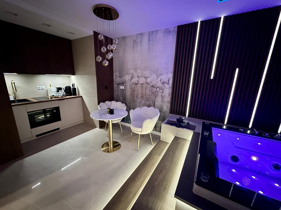 Kitchen or kitchenette, Seating area