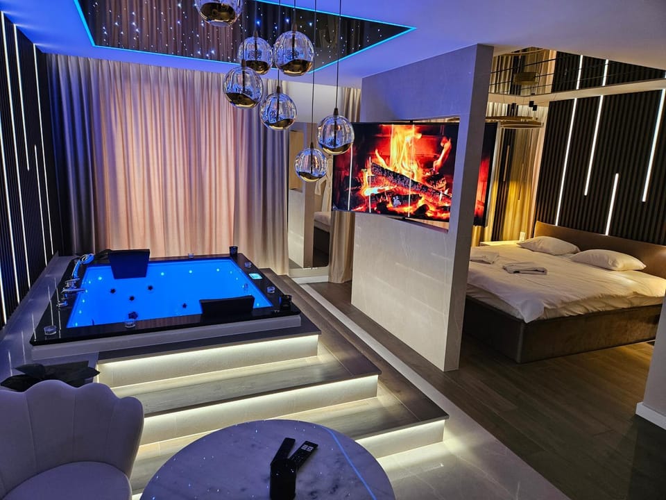 Bed, Hot Tub, TV and multimedia, Living room, Photo of the whole room, Evening entertainment, Bedroom