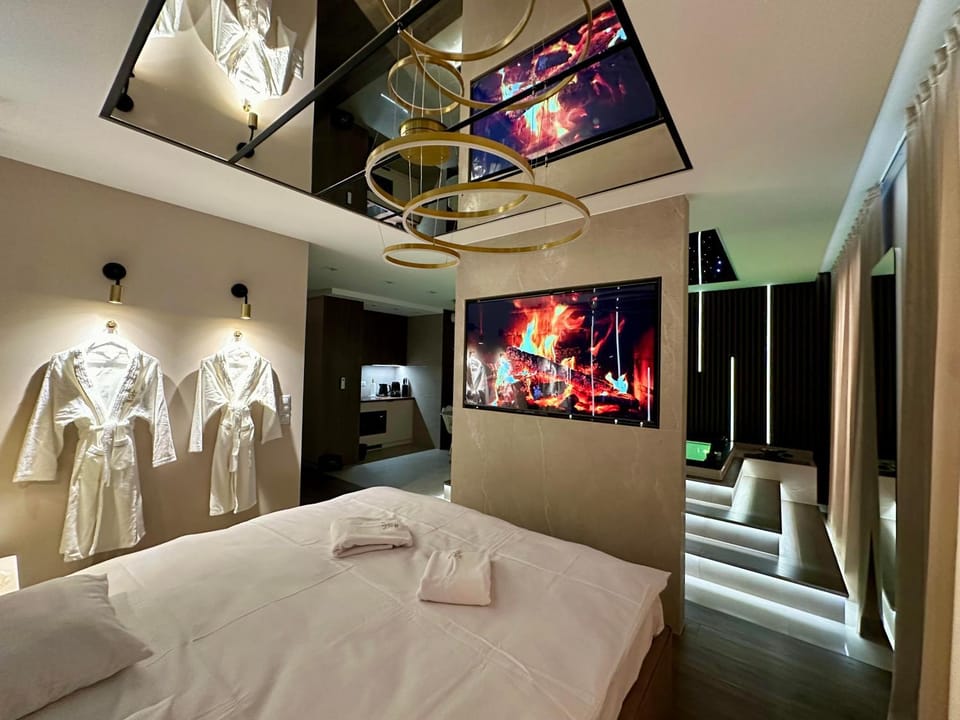 Bed, TV and multimedia, Bedroom, towels
