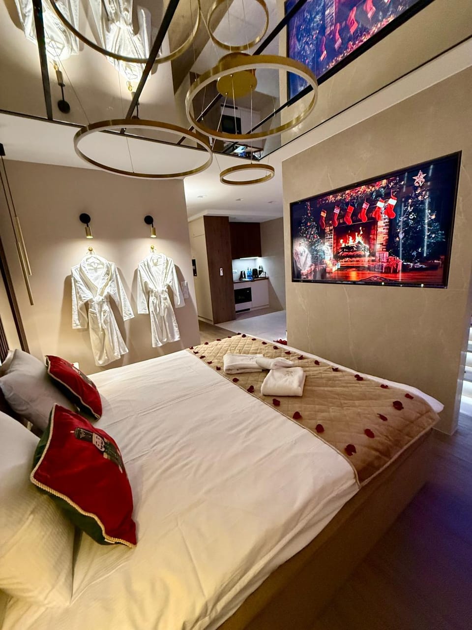 Bed, TV and multimedia, Bedroom, towels