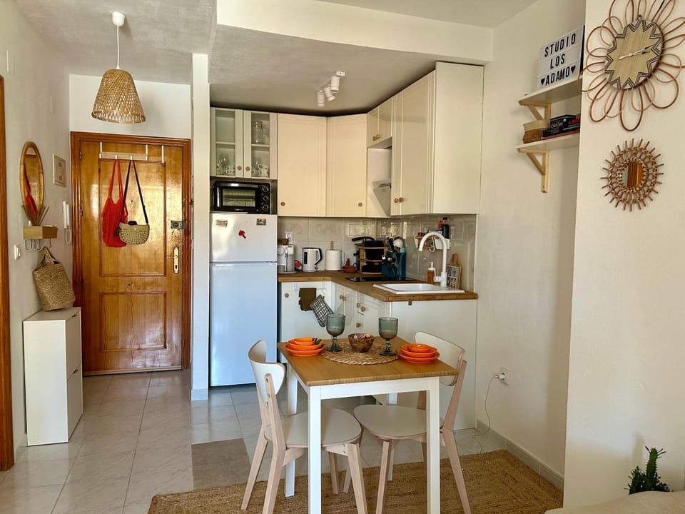 Coffee/tea facilities, Kitchen or kitchenette, Dining area, stove, toaster