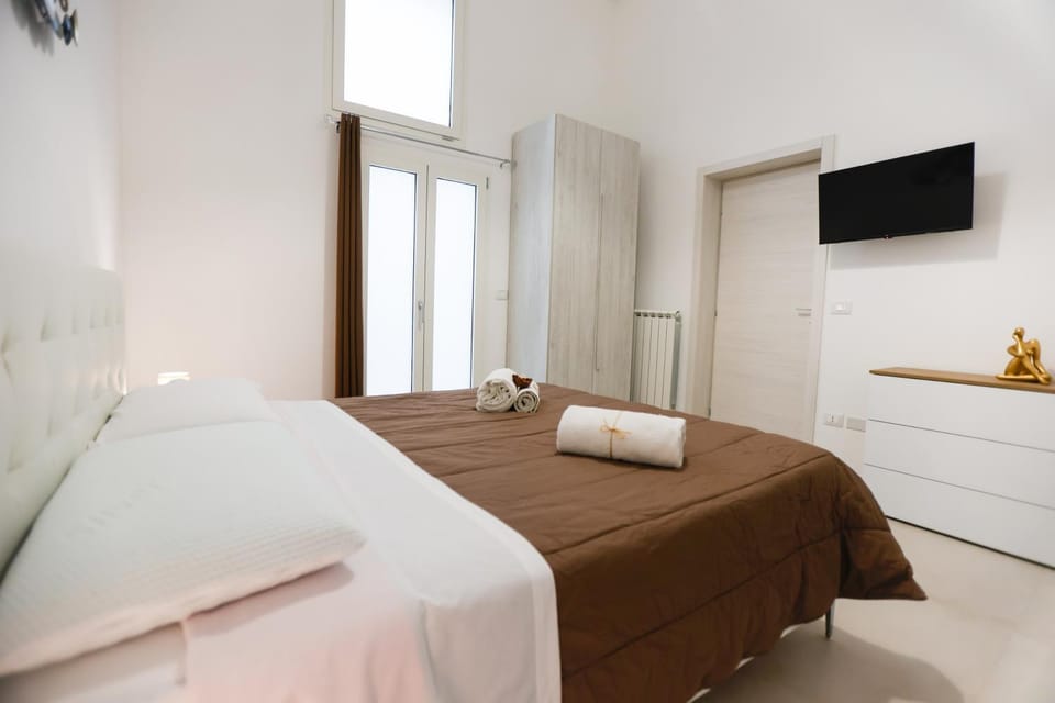 Bed, TV and multimedia, Photo of the whole room, Bedroom, towels, wardrobe