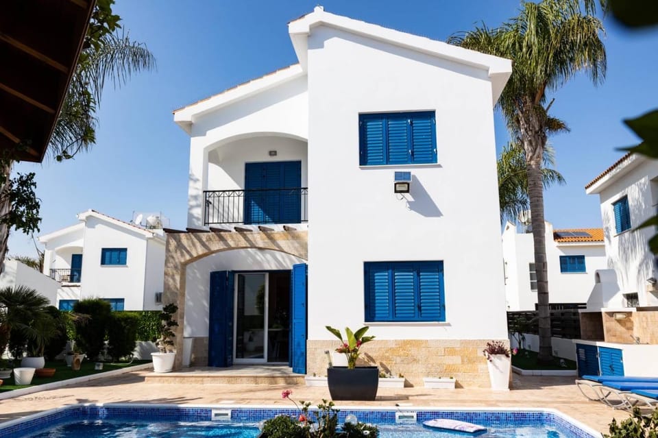 Property building, Day, Swimming pool