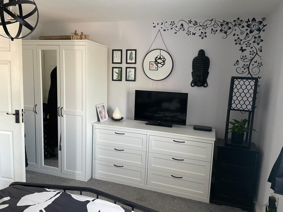 Cosy home from home with PRIVATE BATHROOM - FREE PARKING - Winner of a Traveller Award 2026 Vacation rental in Cardiff