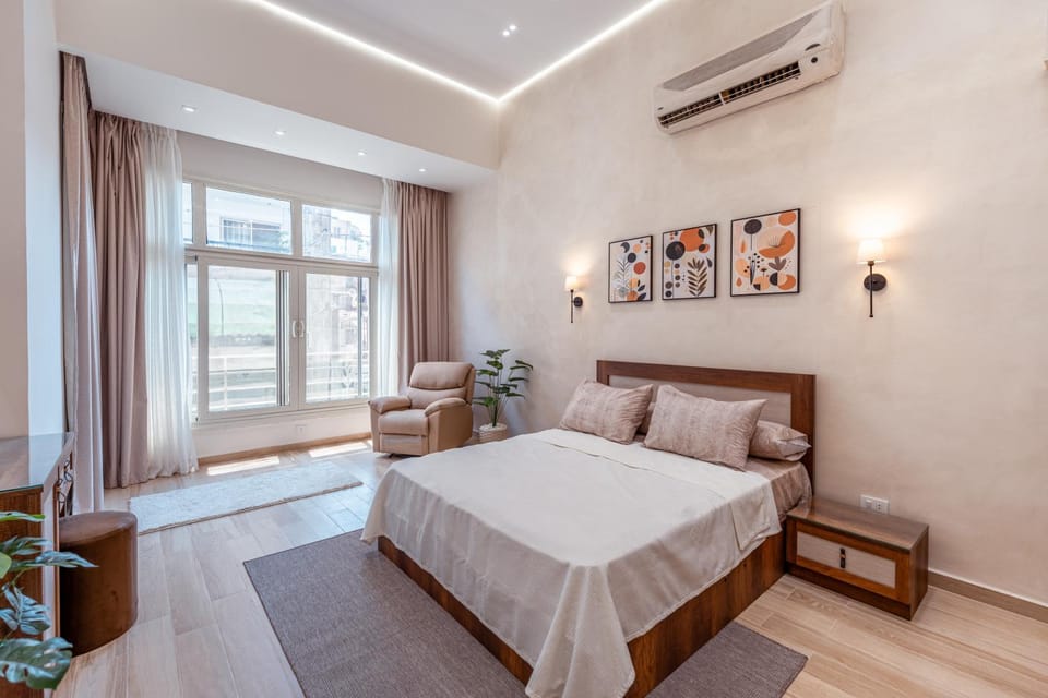 Bed, Seating area, Bedroom, air conditioner