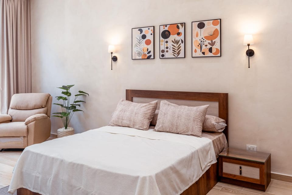 Bed, Photo of the whole room, Seating area, Bedroom
