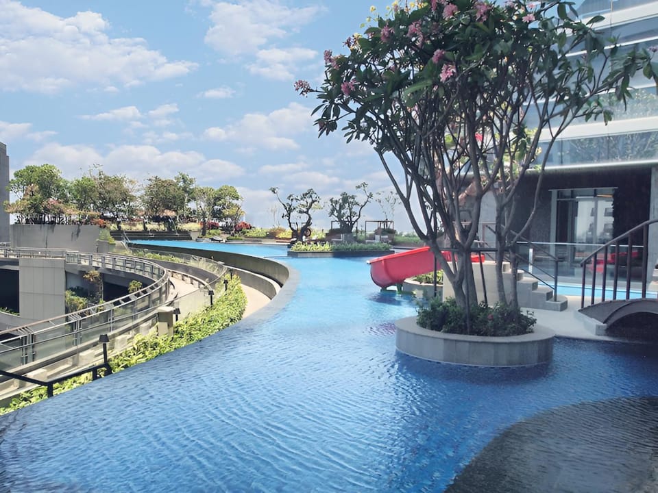 Day, Swimming pool