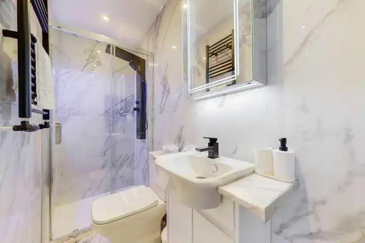 Shower, Toilet, Bathroom, towels