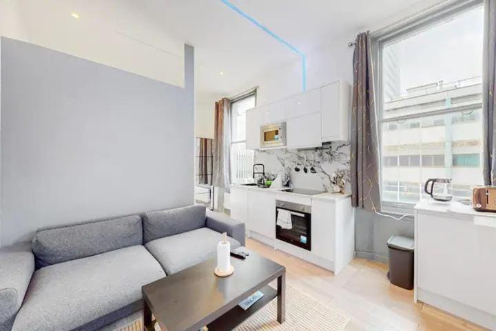 Coffee/tea facilities, Kitchen or kitchenette, Living room, Dining area, stove, toaster