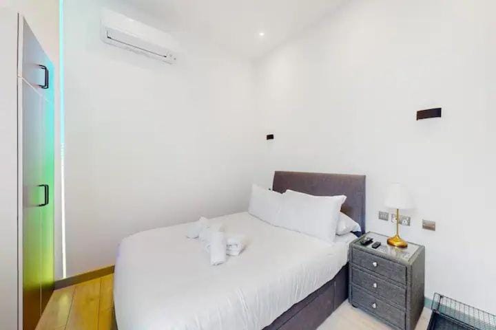 Bed, Photo of the whole room, Bedroom, towels, air conditioner