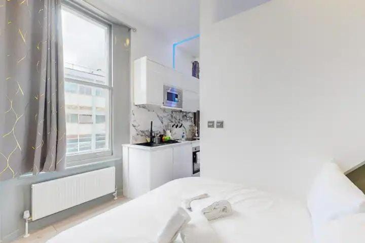Bed, Kitchen or kitchenette, Bedroom