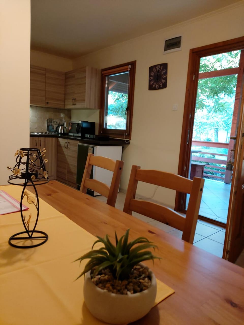 Kitchen or kitchenette, Dining area