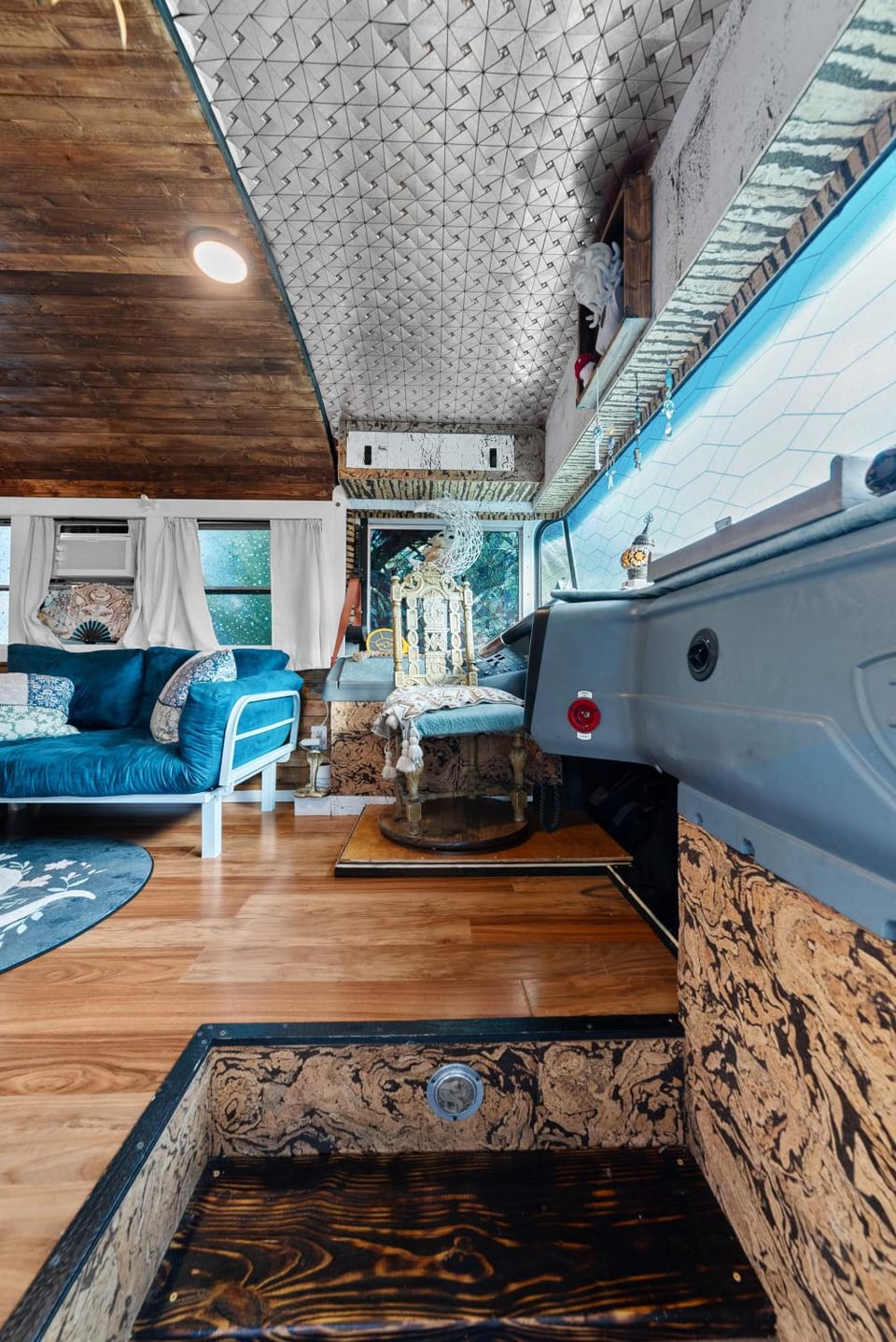 Cozy AF Medusa the Bus-Lux House in Tampa