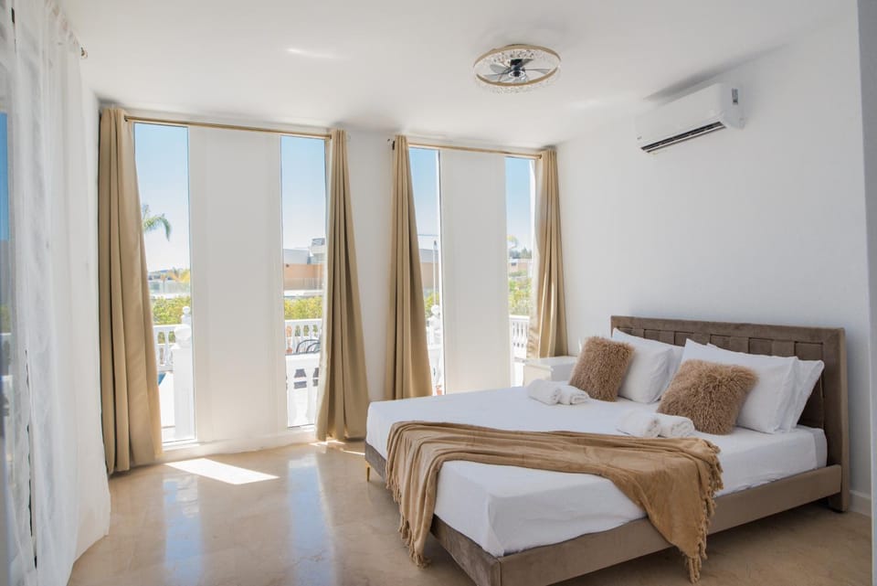 Dream beach-side villa with sea views & close to golf Villa in Costa del Sol