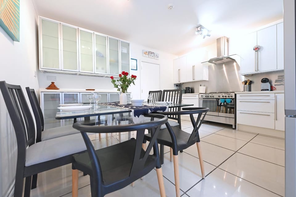 Dining area, kitchen