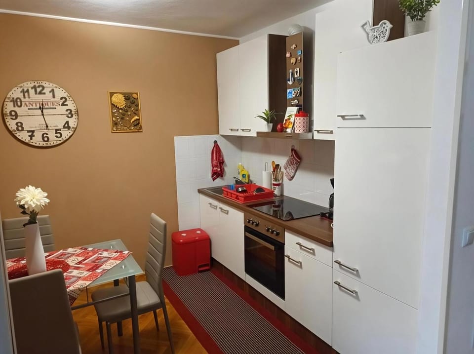 Kitchen or kitchenette, Dining area, oven, stove