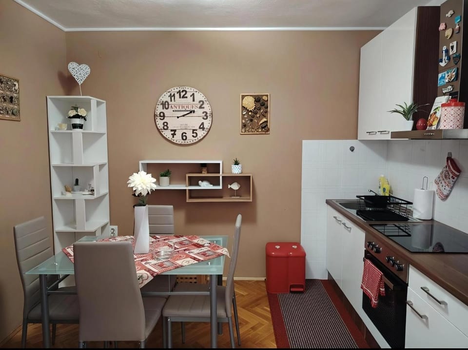 Coffee/tea facilities, Kitchen or kitchenette, Seating area, Dining area, oven, stove, toaster