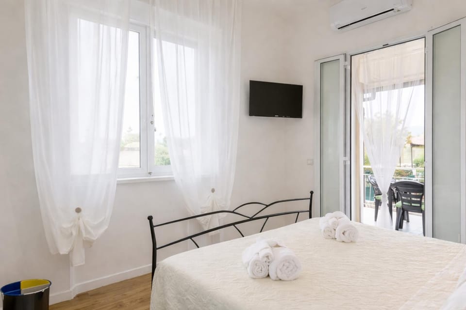 Bed, TV and multimedia, Bedroom