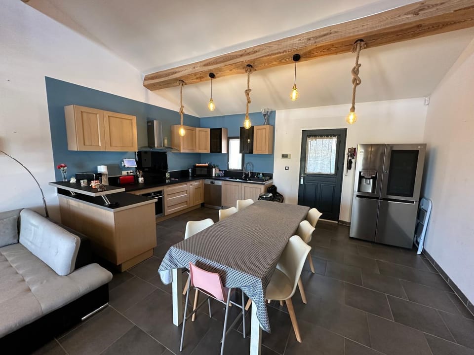 Kitchen or kitchenette, Dining area, stove