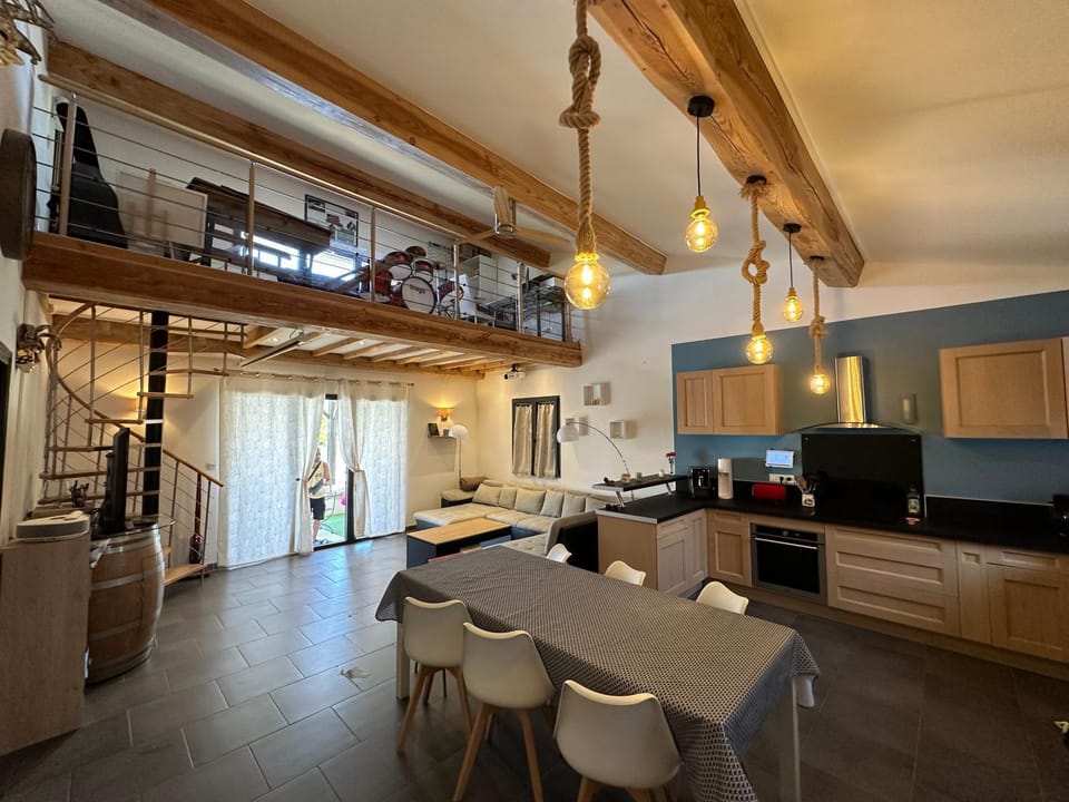 Kitchen or kitchenette, Living room
