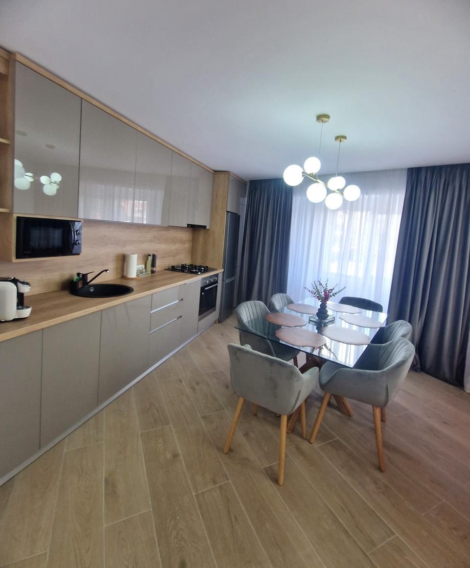 Coffee/tea facilities, Kitchen or kitchenette, Seating area, stove