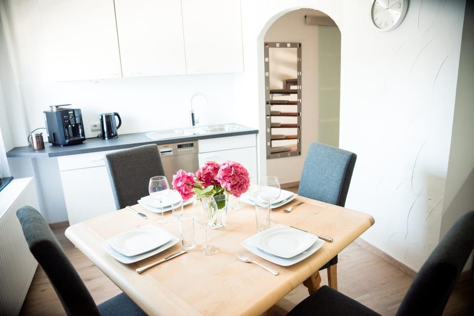 Coffee/tea facilities, Kitchen or kitchenette, Seating area, Dining area, dishwasher