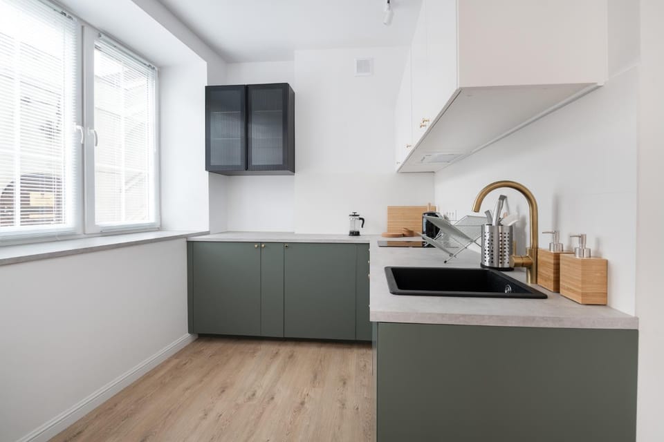 Coffee/tea facilities, Kitchen or kitchenette, oven, stove