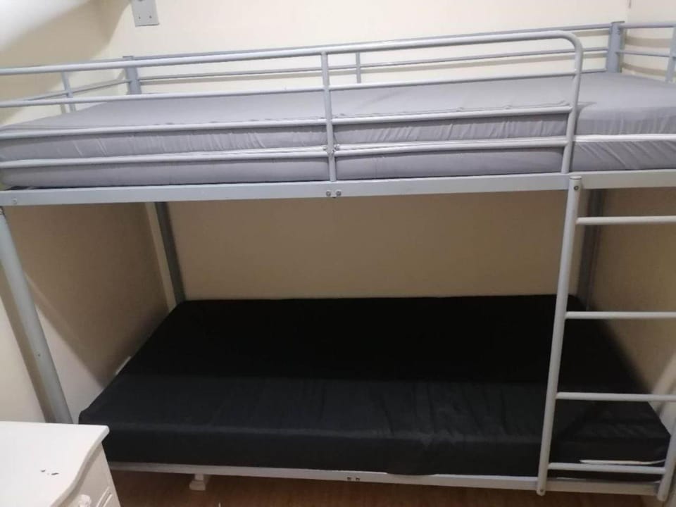 Private twin room for 2 with shared bathroom in boarding place - Cebu IT Park Hostel in Lapu-Lapu City