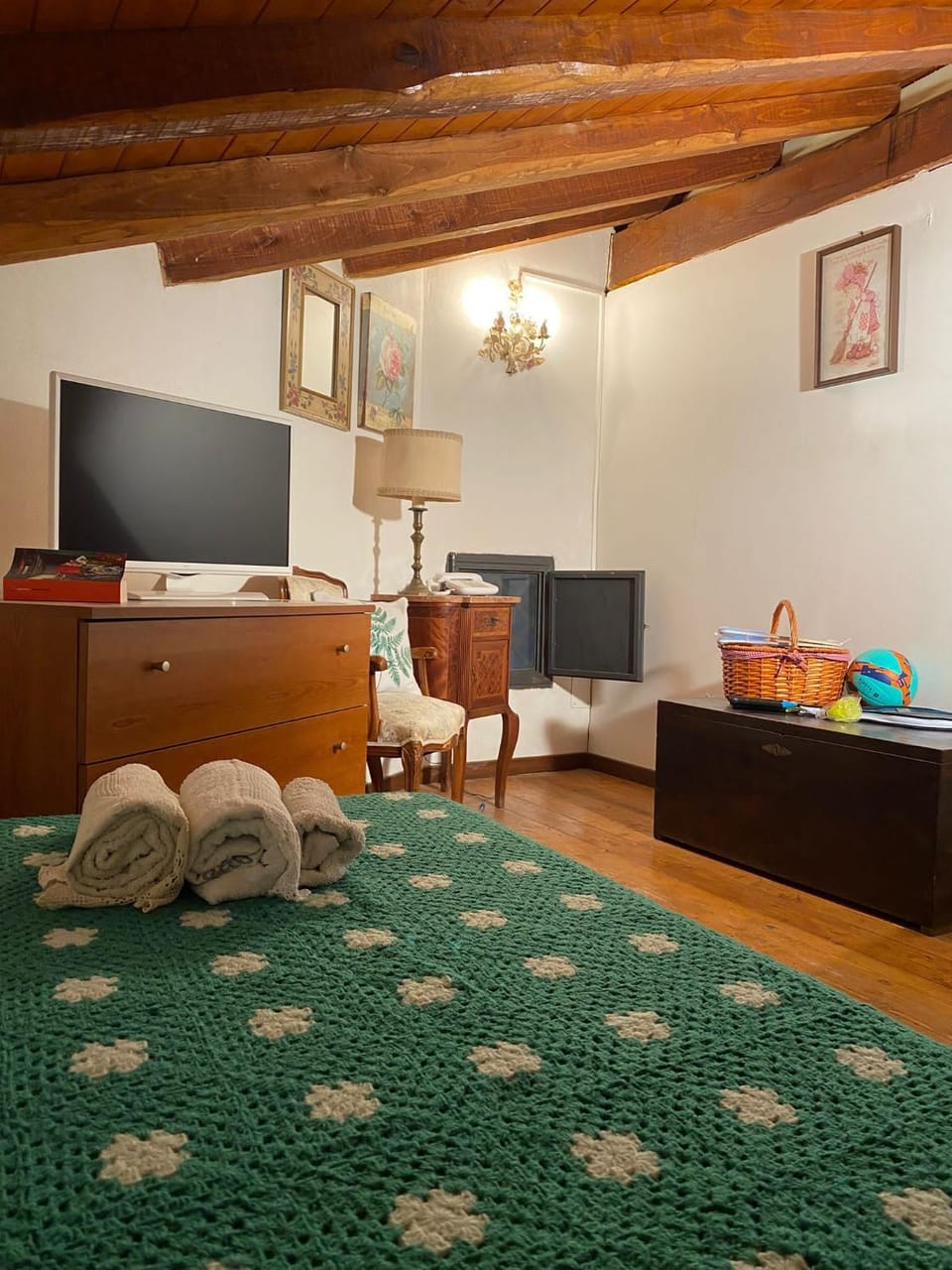 TV and multimedia, Living room, Seating area, Evening entertainment